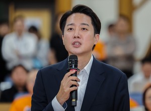 Lee Jun-seok concedes, no regrets over refusal to merge campaigns with PPP's Kim