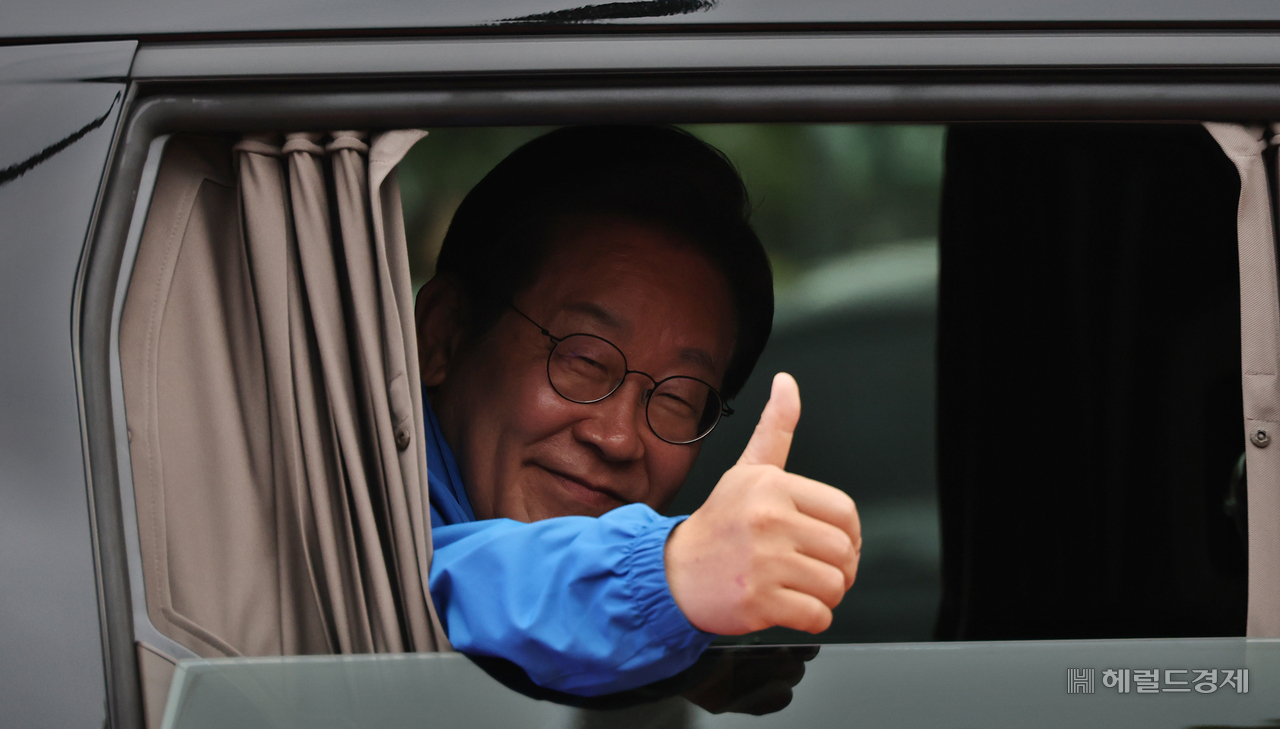 이재명 대통령이 당선 전이던 지난 2일 오후 서울 강서구 서울식물원 마곡나루 광장에서 열린 유세에서 유권자들을 향해 인사하고 있다. 임세준 기자