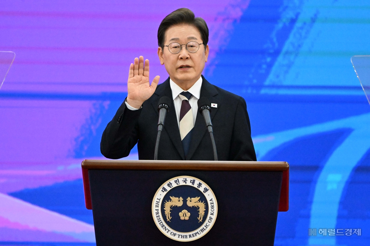 이재명 제21대 대통령이 4일 오전 서울 여의도 국회 로텐더홀에서 열린 대통령 취임선서식에서 취임선서를 하고 있다. 토토사이트 해외축구 중계 기자