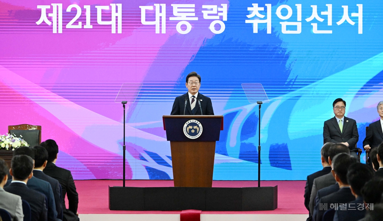 이재명 제21대 대통령이 4일 오전 서울 여의도 국회 로텐더홀에서 열린 대통령 취임선서식에서‘국민께 드리는 말씀’을 전하고 있다. 토토사이트 해외축구 중계 기자