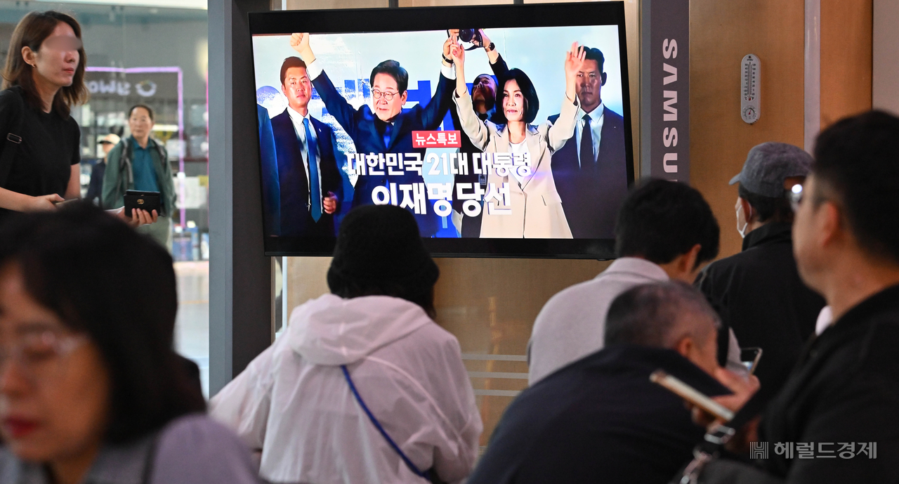 4일 오전 서울 용산구 서울역 대합실에서 시민들이 이재명 대통령 당선 관련 뉴스를 시청하고 있다. 임세준 기자