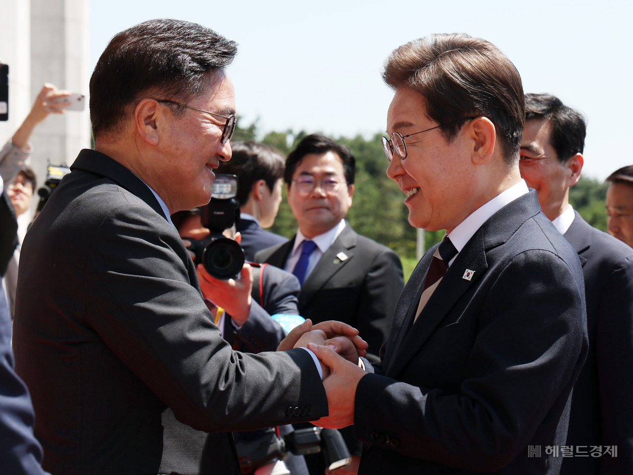 이재명 대통령이 취임 선서를 하기 위해 4일 오전 서울 여의도 국회에 들어서며 우원식 국회의장과 악수하고 있다. 토토사이트 해외축구 중계 기자