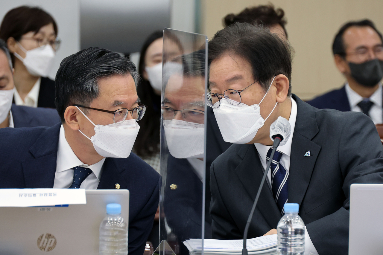 토토사이트 세션 더불어민주당 대표가 정성호 의원과 지난 2022년 4월 용산 국방부에서 열린 국방위원회 국정감사장에서 대화를 하고 있다.  이상섭 기자