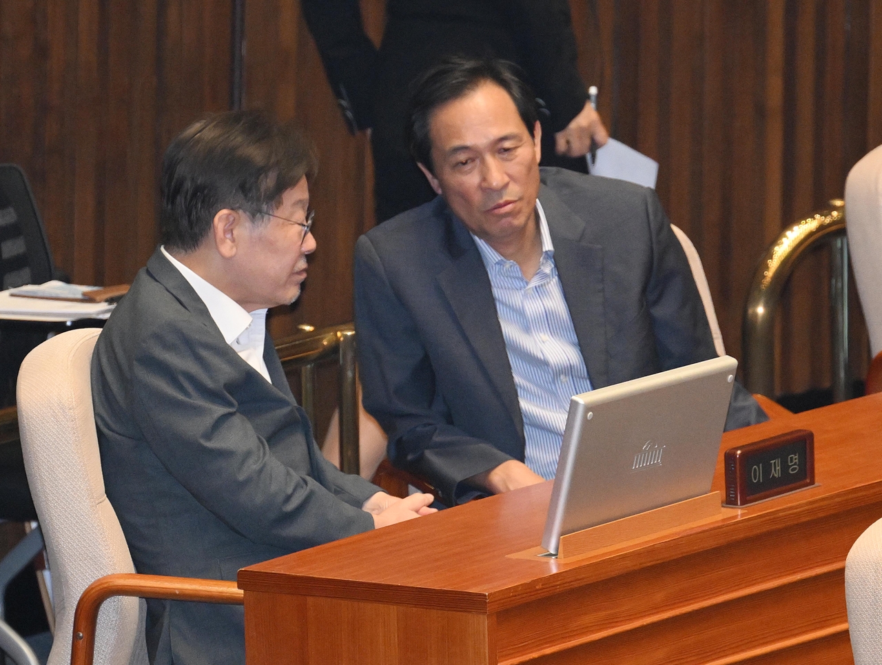 이재명 더불어민주당 대표가  5일 오후 서울 여의도 국회에서 열린 제410회국회(정기회) 제2차 본회의 정치 분야 대정부 질문에 참석해 우상호 더불어민주당 의원과 대화를 하고 있다. 이상섭 기자