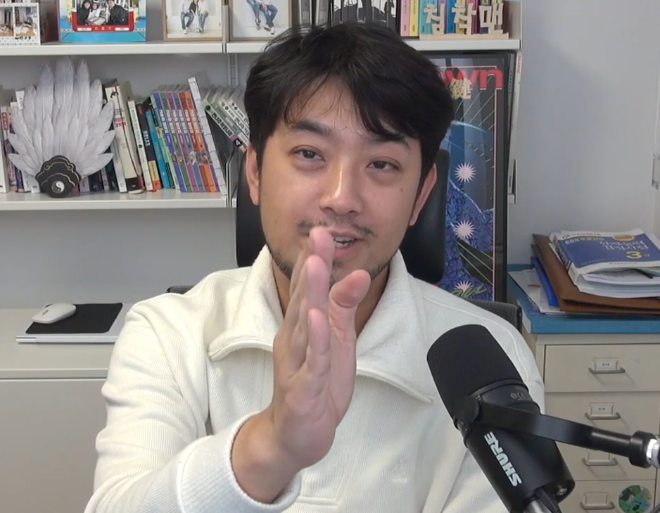 웹툰 작가 겸 방송인인 사설토토(본명 이병건)이 치지직에서 실시간 방송을 하고 있는 모습. [치지직 갈무리]