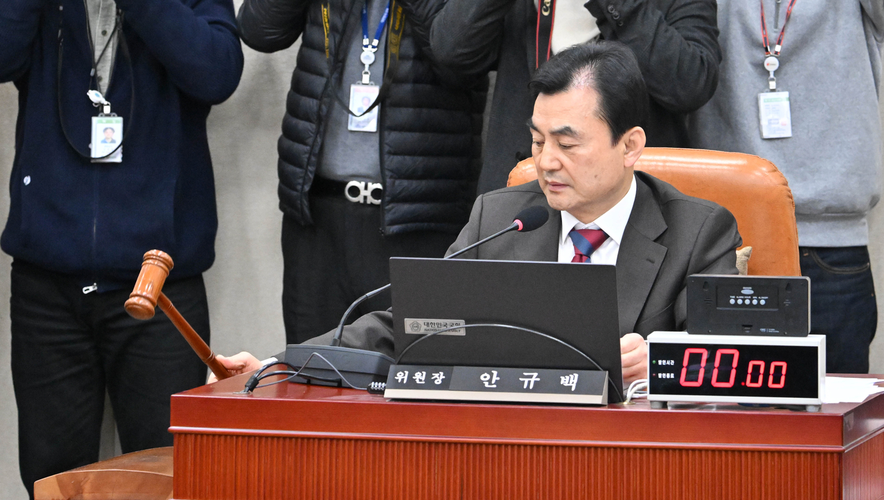 안규백 국조특위 위원장이 28일 오전 서울 여의도 국회에서 열린 윤석열 토토사이트 가입 불법의 비상계염 선포를 통한 내란 혐의 진상규명 국정조사특별위원회 전체회의에서 의사봉을 두드리고 있다. 이날 활동 기간이 종료되는 국조특위는 회의를 통해 국정조사 결과보고서 및 증인·참고인 고발 명단 등 안건을 의결했다. 임세준 기자