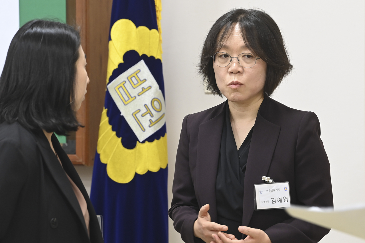 김예영(오른쪽) 전국법관대표회의 의장이 지난달 26일 오전 경기도 고양시 토토사이트 라운더스연수원에서 열린 전국법관대표회의에 참석하고 있다. 고양=임세준 기자