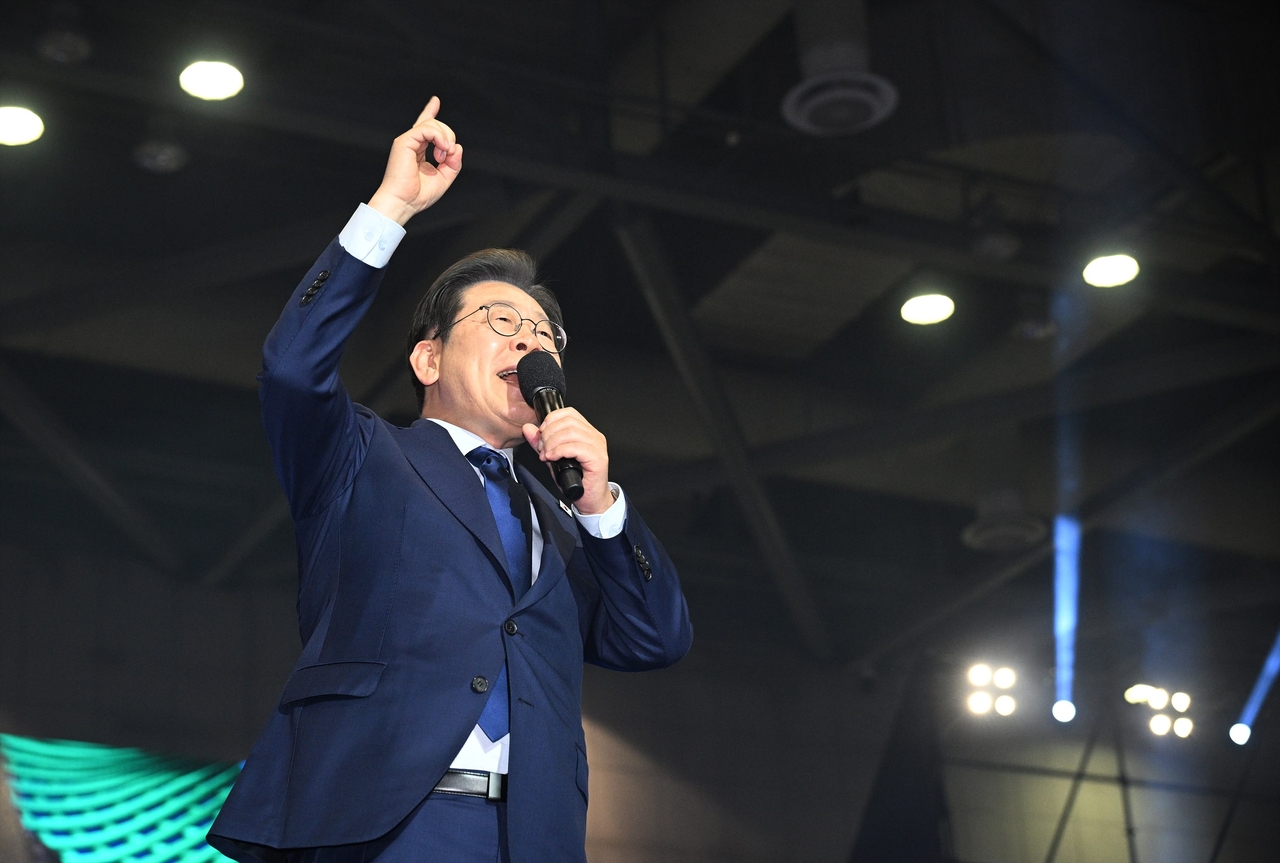 Lee Jae-myung delivers his acceptance speech after being nominated as the Democratic Party’s presidential candidate at a rally in Goyang, Gyeonggi Province, on April 27. (Joint Press Corps)
