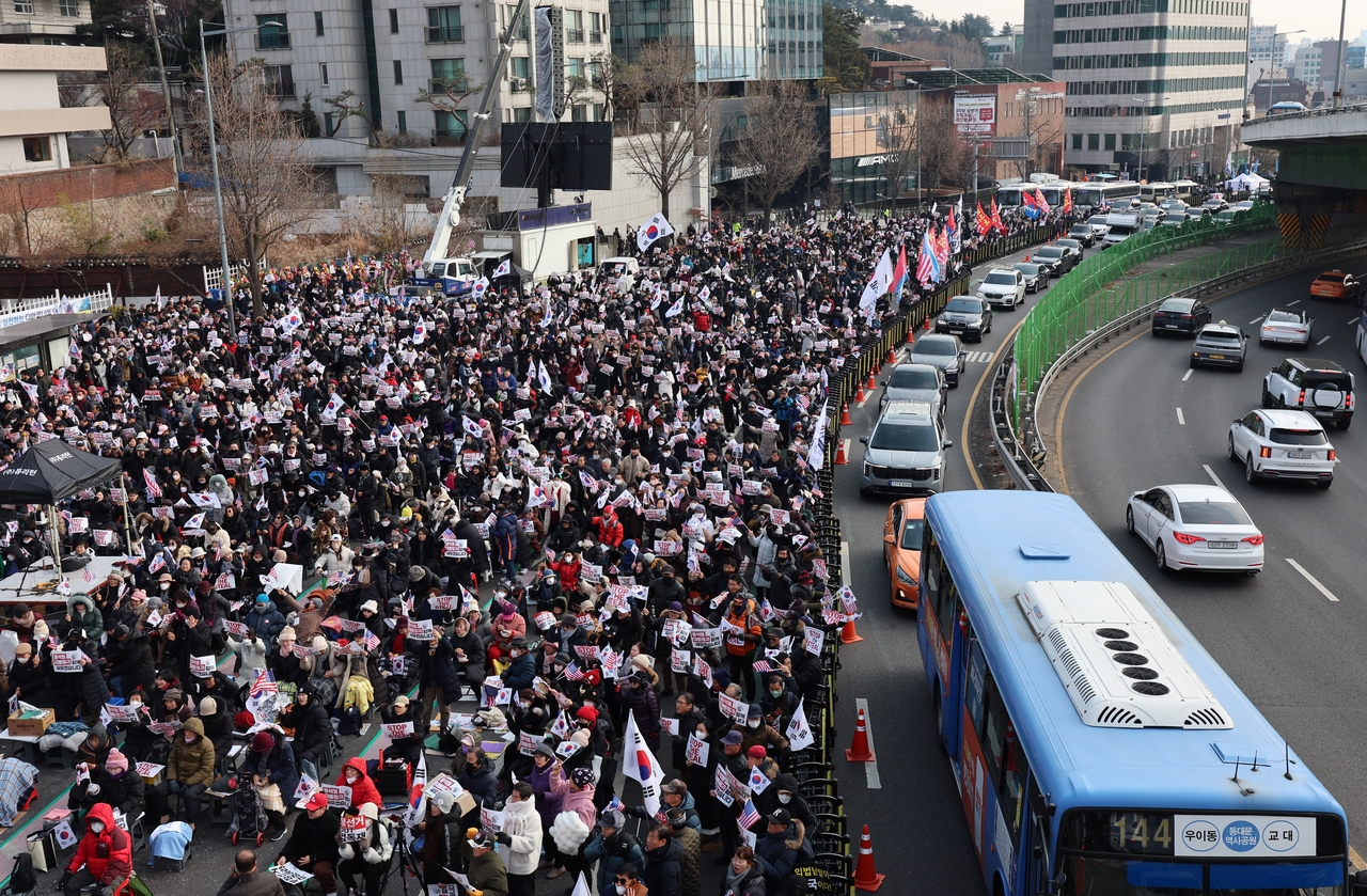 Supporters of President Yoon Suk Yeol gather near his official residence in Yongsan, Seoul, on January 12 to demand the rejection of his impeachment, waving both South Korean and American flags. (Newsis)