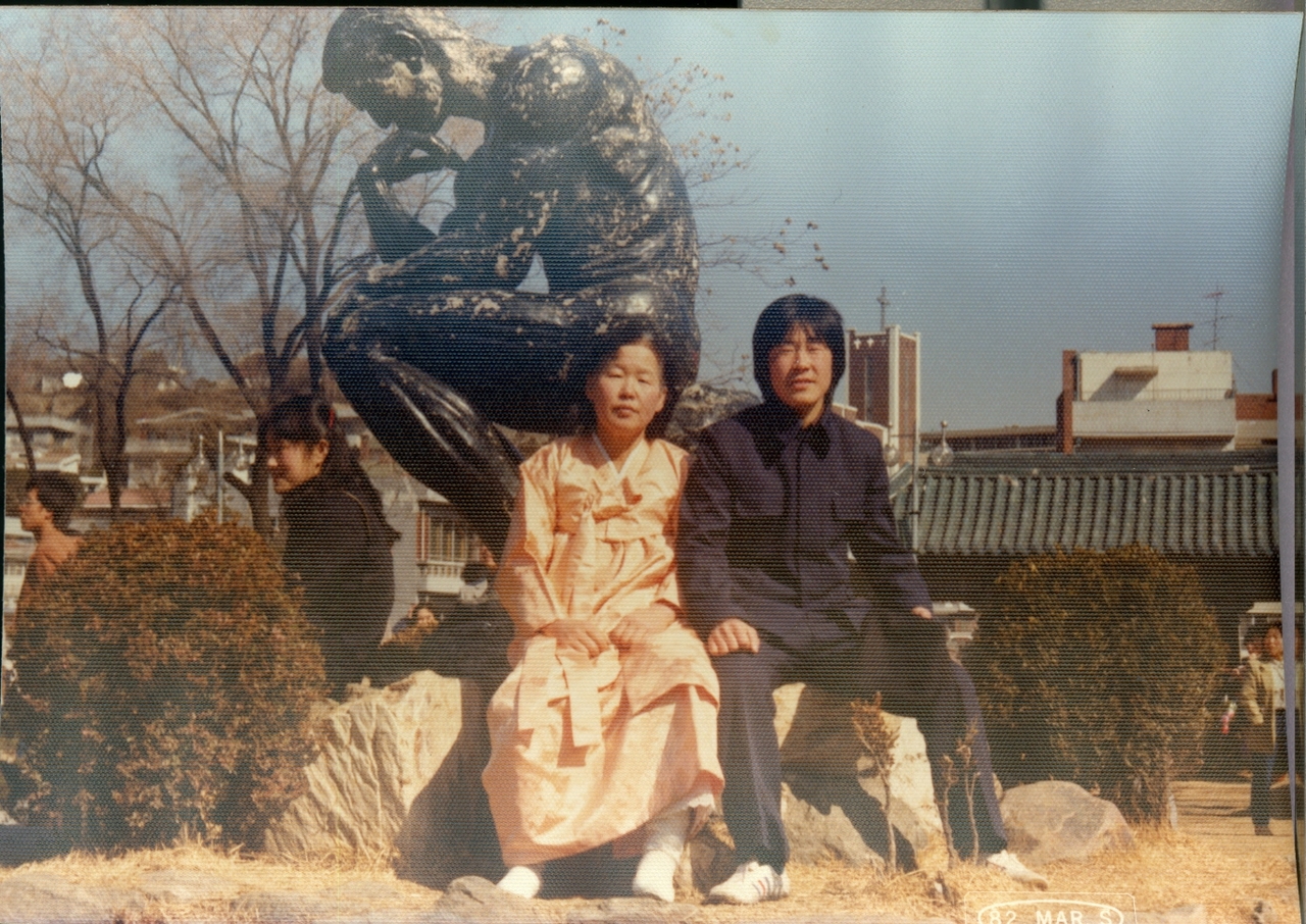 1982년 대학 입학식에서 교복을 입고 어머니와 함께 찍은 사진