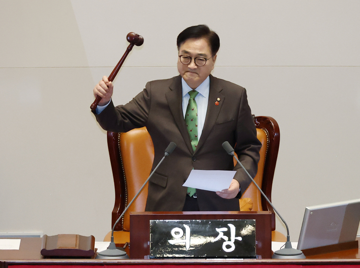 지난해 12월 14일 국회 본회의에서 우원식 국회의장이 윤석열 당시 토토사이트 클럽비에 대한 탄핵소추안이 가결됐음을 선포하고 있다. 이상섭 기자