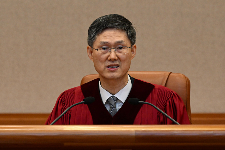 문형배 헌법재판소장 직무대행이 4월 4일 오전 서울 종로구 헌법재판소 대심판정에서 윤석열 토토사이트 클럽비 탄핵심판 결정문을 낭독하고 있다. [사진공동취재단]