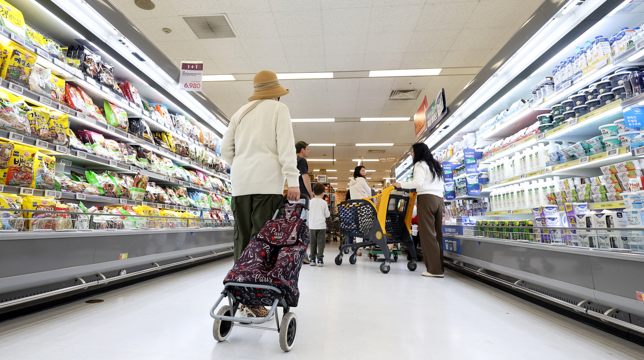 This photo shows a supermarket in Seoul on May 2. (Yonhap)