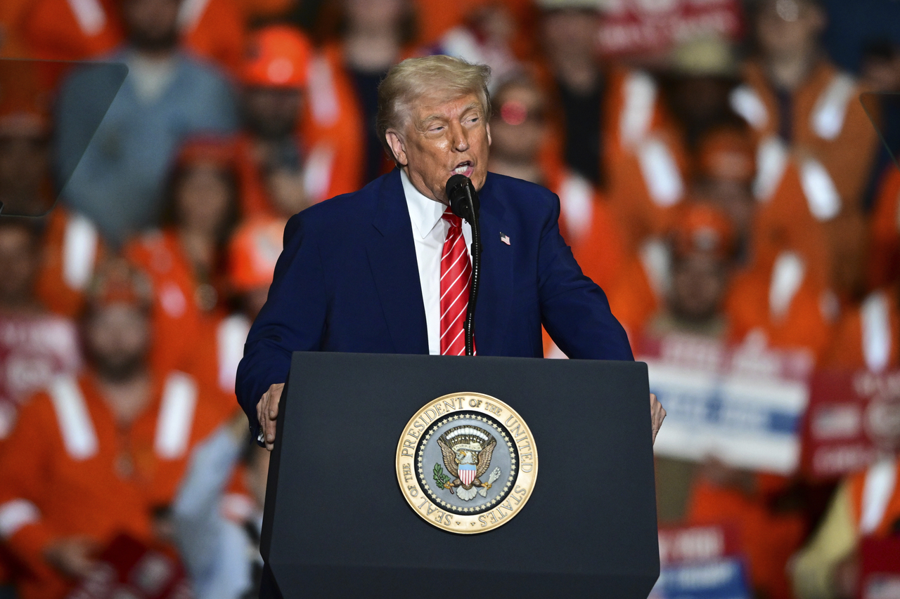 President Donald Trump speaks at US Steel Mon Valley Works-Irvin Plant, Friday in West Mifflin, Pennsylvania. (AP-Yonhap)