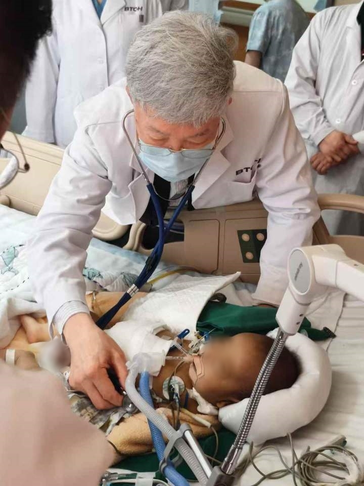 서울아산병원 간청소년 토토사이트 추천·간담도외과 이승규 석좌교수가 중국 칭화대 부속 창궁병원에서 생체 간청소년 토토사이트 추천 수술을 받은 환아의 상태를 살펴보고 있다.