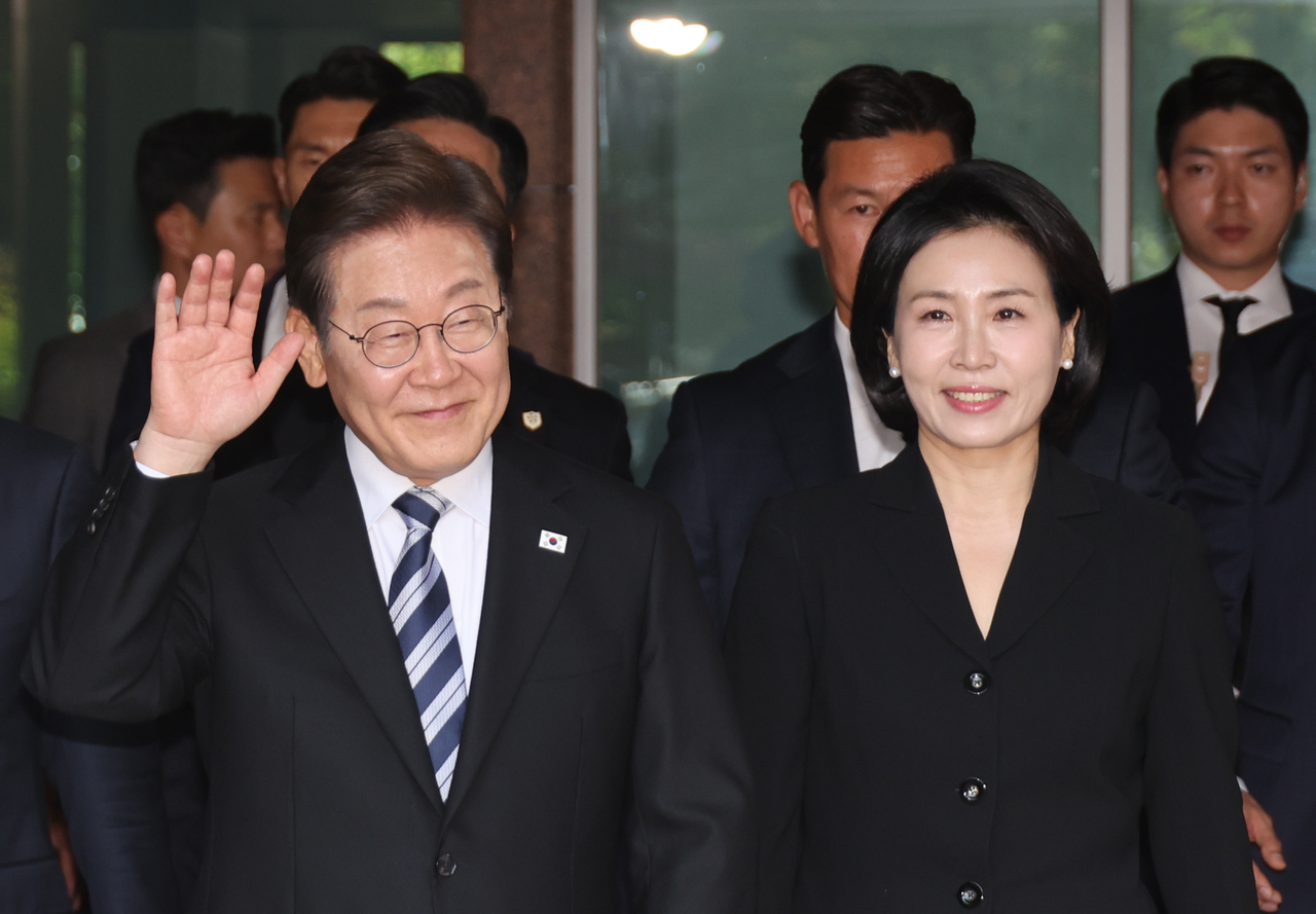 President Lee Jae-myung and first lady Kim Hye-kyung are greeted by their supporters as they step out of their personal residence in Incheon on Wednesday morning. (Yonhap)