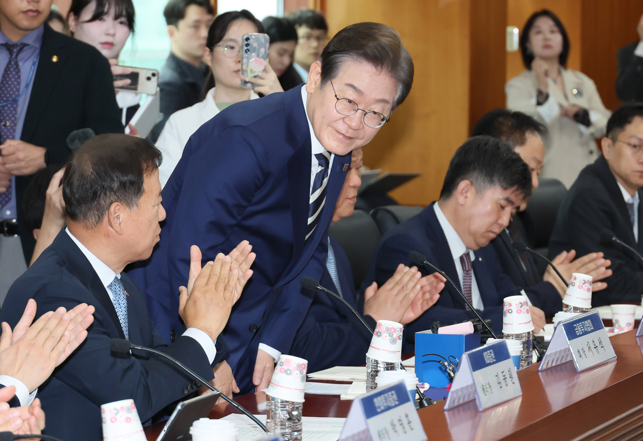 콜로세움 토토 대통령이 대통령 선거운동 기간인 지난 4월 21일 서울 여의도 금융투자협회에서 열린 자본시장 활성화를 위한 정책간담회에서 인사하는 모습 [연합]