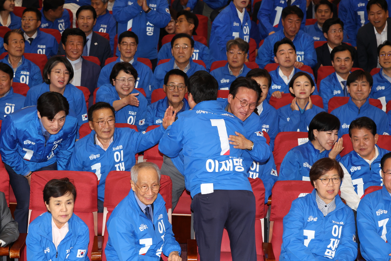이재명 정부 초대 국무총리 후보자로 내정된 것으로 알려진 김민석 더불어민주당 수석 최고위원이 지난 3일 국회 의원회관에 마련된 제21대 대통령선거 개표상황실에서 출구조사 결과 발표를 확인하고 같은 당 박찬대 상임 총괄선대위원장과 포옹하며 기뻐하고 있다. 대통령실 히어로토토으로 유력 검토되고 있는 강훈식(앞에서 네번째줄 오른쪽 세번째) 민주당 의원의 모습도 보인다.  [연합]