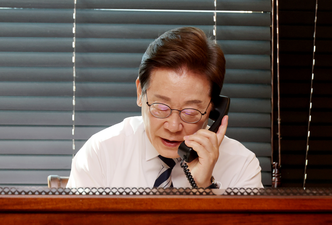 President Lee Jae-myung receives a security briefing from Joint Chiefs of Staff Chairman Adm. Kim Myung-soo at his residence in Incheon, west of Seoul, on Wednesday. (Yonhap)