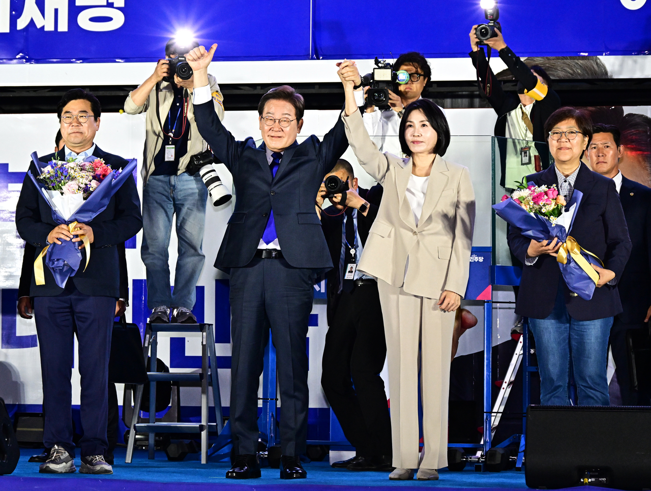 시노 스 토토사이트 대통령 당선인이 부인 김혜경 여사가 4일 서울 여의도 국회 인근에서 당 주최로 열린 국민개표방송 행사에 참석해 시민들을 향해 인사하고 있다. [연합]