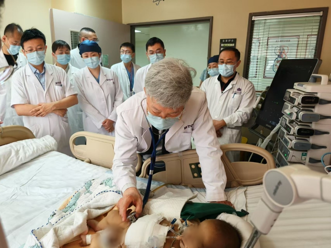 서울아산병원 간청소년 토토사이트 추천·간담도외과 이승규 석좌교수가 중국 칭화대 부속 창궁병원에서 생체 간청소년 토토사이트 추천 수술을 받은 환아의 상태를 살펴보고 있다.