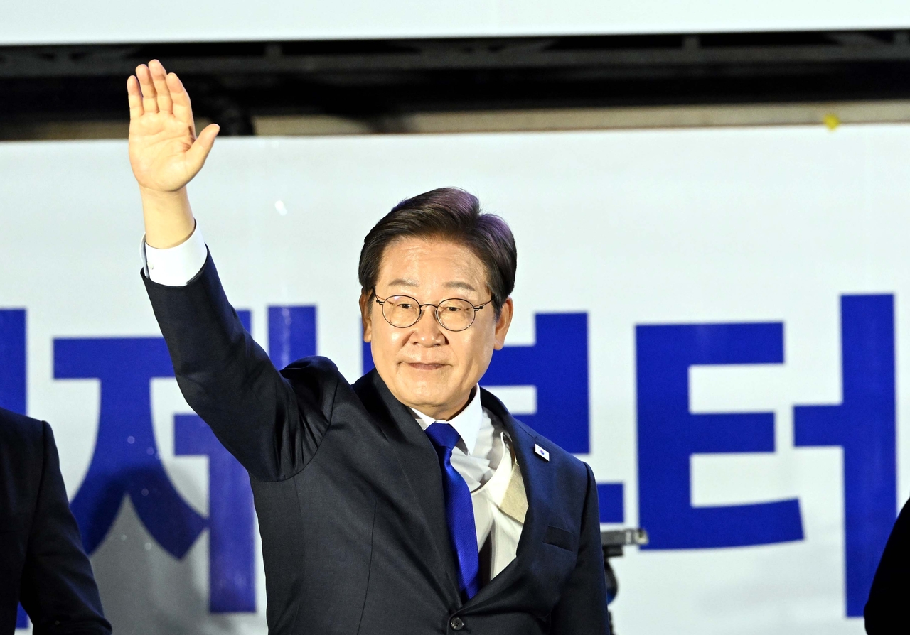 Rep. Lee Jae-myung, presidential candidate of the Democratic Party of Korea, waves to the audience during an event in Seoul on Wednesday. (Yonhap)