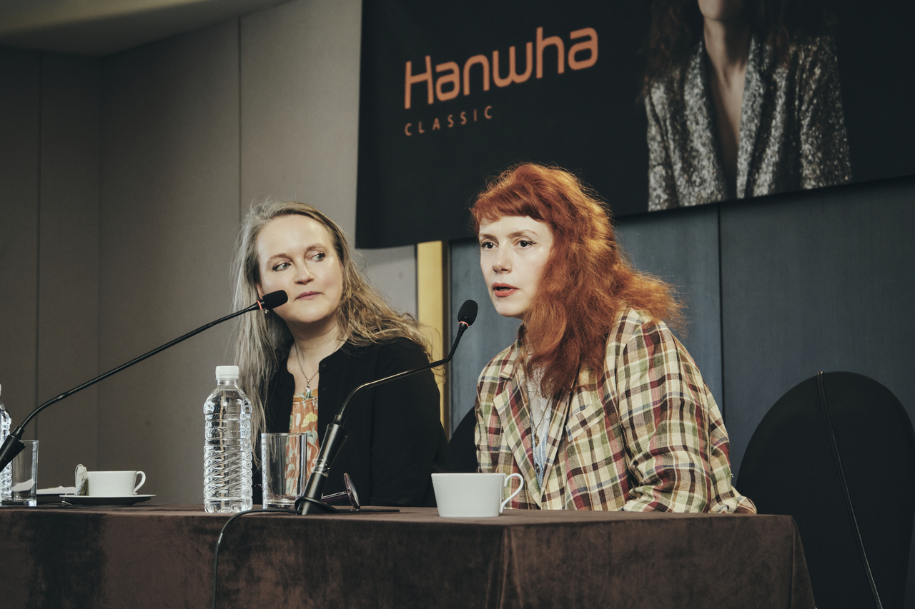 Heloise Gaillard (left), artistic director of Ensemble Amarillis, and soprano Patricia Petibon participate in a press conference held at The Plaza in central Seoul on Wednesday. (Hanwha Classic)