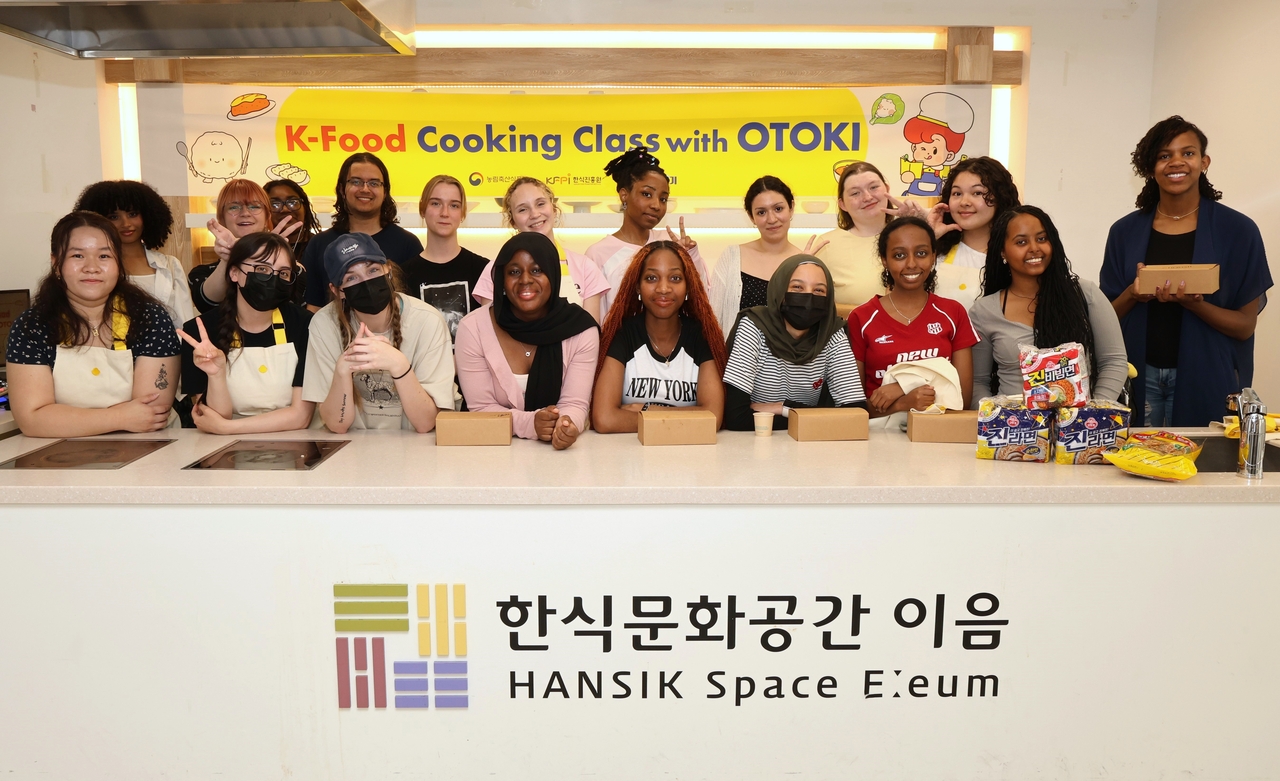 지난 30일 서울 종로구 한식문화공간 이음에서 아바 토토사이트와 한식진흥원이 진행한 ‘K-Food 쿠킹클래스’에 참가한 외국인들이 기념촬영을 하고 있다. [아바 토토사이트 제공]
