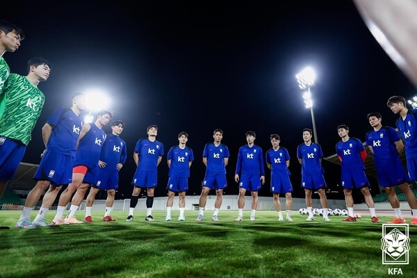 북중미 월드컵 3차 예선 해외 토토사이트 순위전을 앞둔 축구 대표팀 선수들이 4일(한국시간) 해외 토토사이트 순위 바스라 알 파이하 스타디움에서 훈련에 임하고 있다.   [KFA 제공]