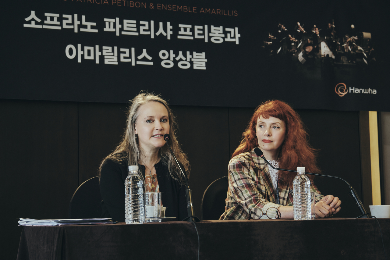 Heloise Gaillard (left), artistic director of Ensemble Amarillis, and soprano Patricia Petibon participate in a press conference held at The Plaza in central Seoul on Wednesday. (Hanwha Classic)