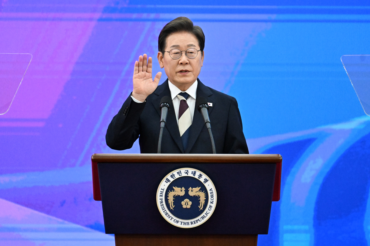 President Lee Jae-myung takes the oath of office during his inauguration ceremony held Wednesday morning at the Rotunda Hall of the National Assembly in Yeouido, Seoul. (Lee Sang-sub/The Korea Herald)