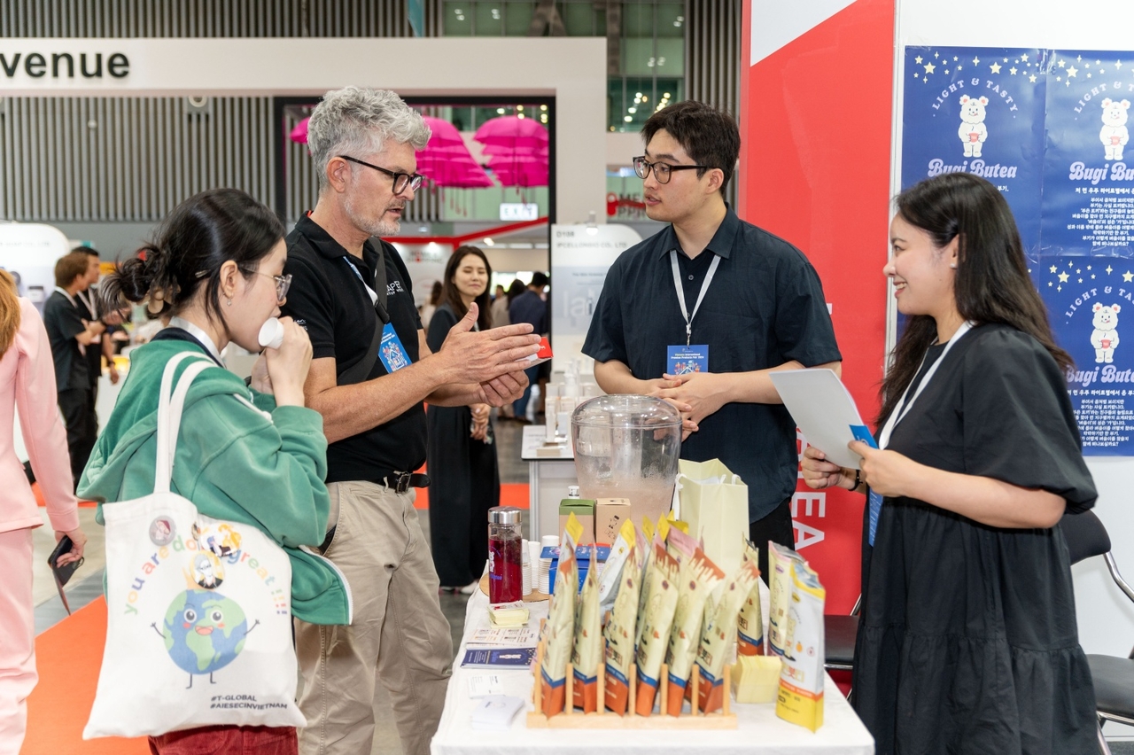 한국무역협회와 코엑스가 공동으로 개최한 ‘2024 베트남 국제 프리미엄 토토사이트 로그인 없이 참가자들의 모습 [무협 제공]