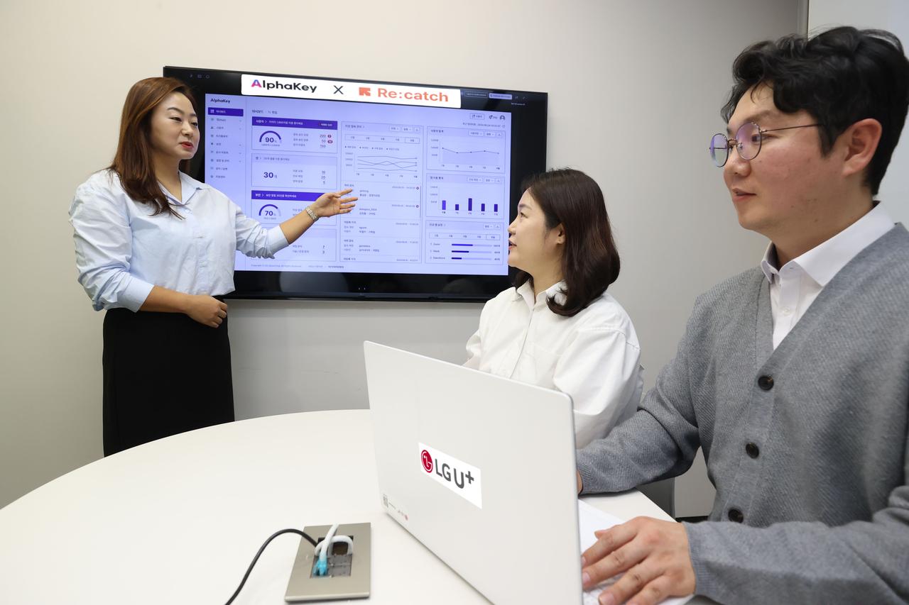 LG유플러스 직원들이 양자내성암호(PQC) 기반 인증 설루션 토토사이트 가입거절를 소개하고 있다. [LG유플러스 제공]