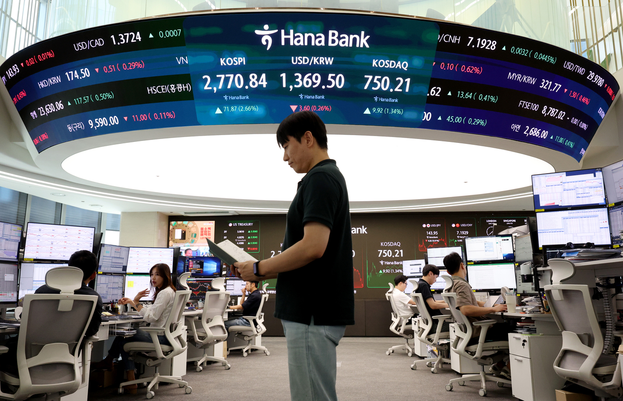 An electronic board at the Hana Bank dealing room in central Seoul shows the daytime trading closing prices of the Kospi and Kosdaq bourses, along with the won-dollar exchange rate, shortly after the closing bell Wednesday. (Newsis)