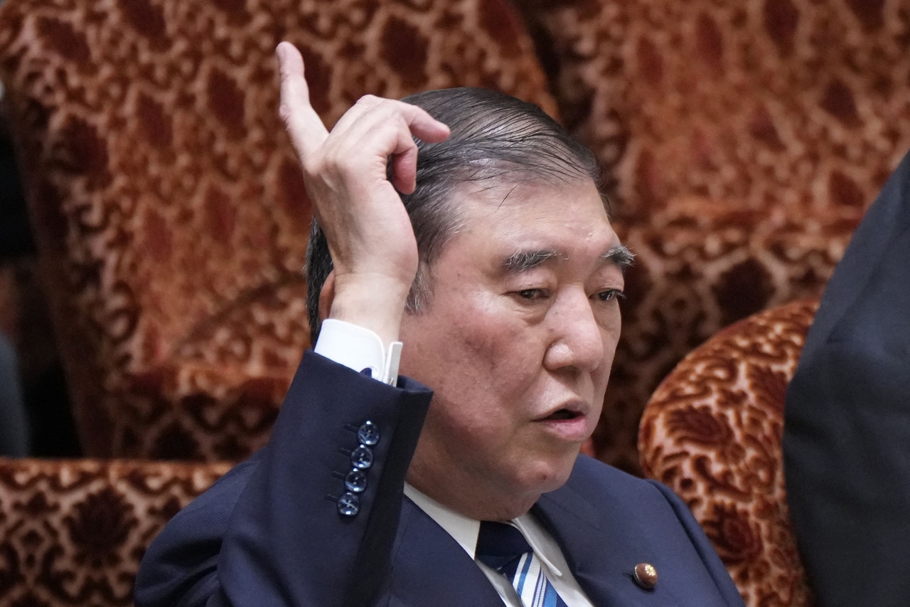 지난 2일 도쿄 의회에서 열린 참의원 예산위원회 회의에서 이시바 시게루 일본 총리가 손을 들면서 질의에 답하고 있다. [AP]