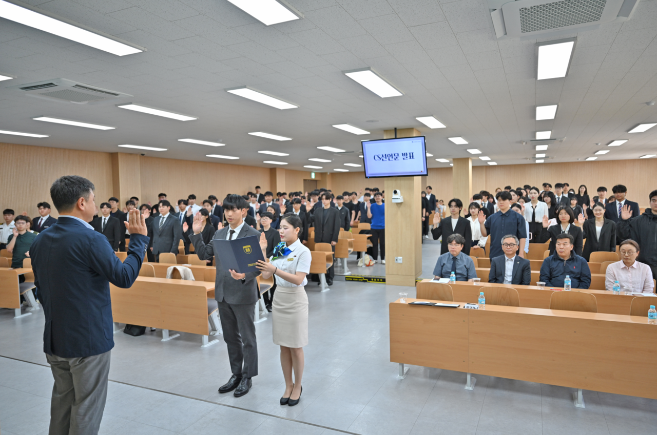 4일 경북전문대 제15회 CS수료식에서 학생대표가 CS 선언문을 발표하고 있다[경북전문대 제공]