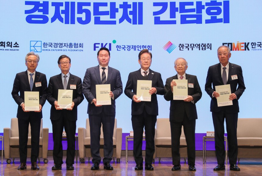 From left: Korea Federation of Mid-sized Enterprises Chair Choi Jin-sik; Korea International Trade Association Chair Yoon Jin-sik; Korea Chamber of Commerce and Industry Chair Chey Tae-won; President Lee Jae-myung, then the Democratic Party of Korea's presidential candidate; Korea Employers Federation Chair Sohn Kyung-shik and Federation of Korean Industries Chair Ryu Jin, pose for a photo during a meeting between Lee and the heads of Korea's five major business lobby groups at the KCCI headquarters in Seoul on May 8. (KCCI)