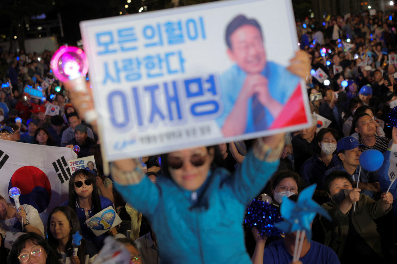 지지자들이 3일 밤 이재명 후보의 온라인 토토사이트 신고이 유력시되자 국회 앞에 모여 환호하고 있다. [로이터]