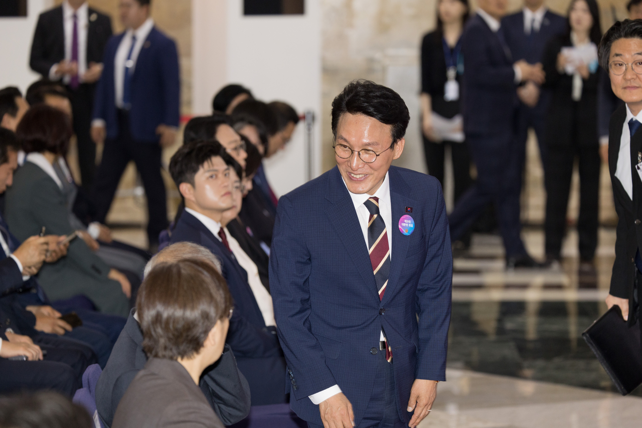 이재명 대통령은 취임 첫날인 4일 이재명 정부의 초대 국무총리 후보자에 더불어민주당 최고위원을 맡고 있는 4선의 김민석 의원을 지명했다. 김 후보자가 이날 오전 국회에서 열린 제21대 이재명 대통령 취임선서식에 참석하고 있다. [연합]