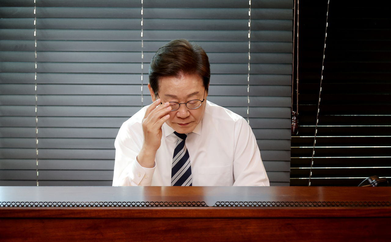 President Lee Jae-myung leaves his home in Incheon, west of Seoul, on Wednesday, shortly after a phone call with the chairman of the Joint Chiefs of Staff. (Yonhap)