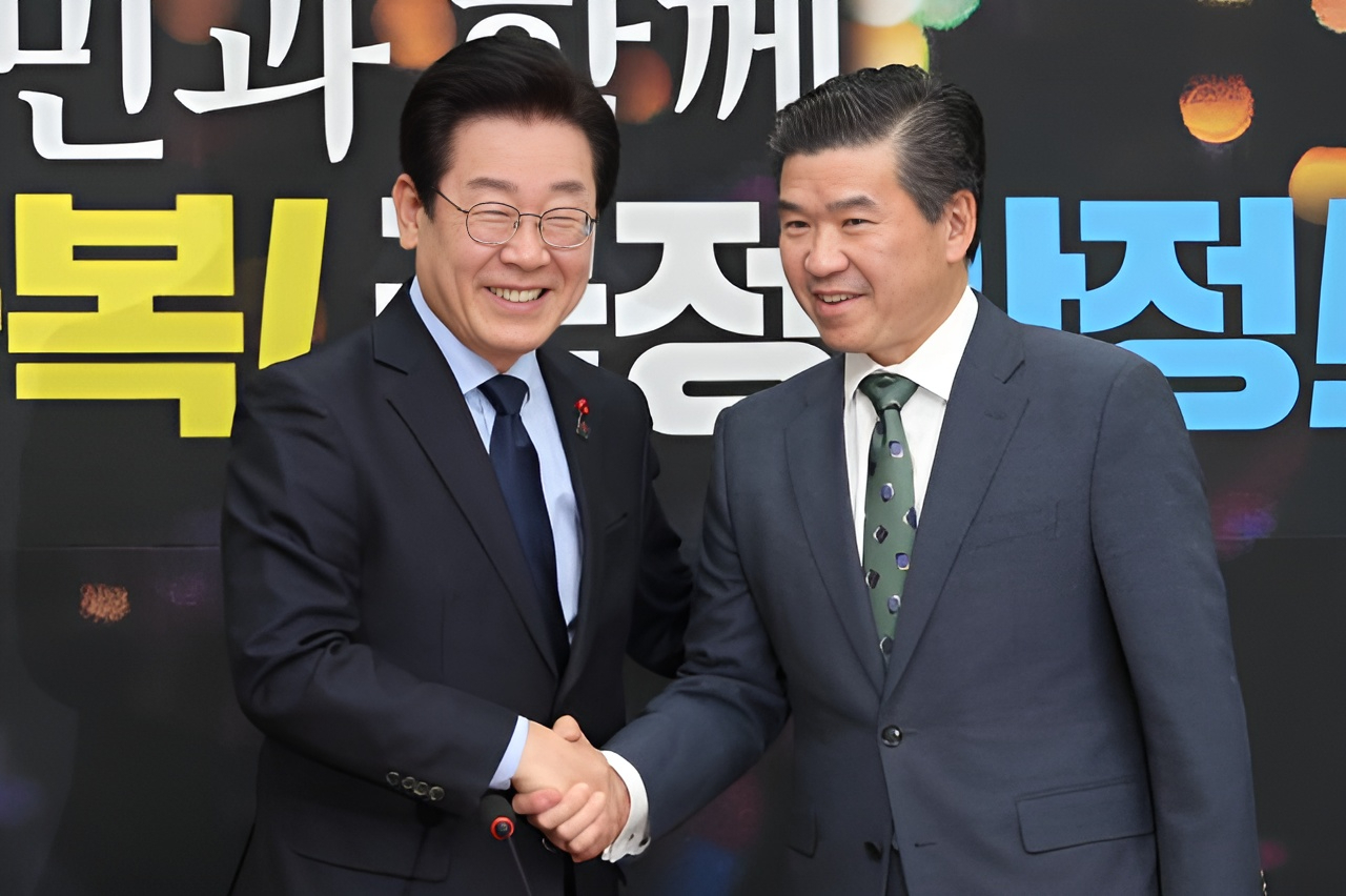 President Lee Jae-myung (left), then the Democratic Party of Korea's presidential candidate, shakes hands with American Chamber of Commerce in Korea Chairman James Kim at the National Assembly in Seoul on Dec. 16, 2024. (AmCham Korea)