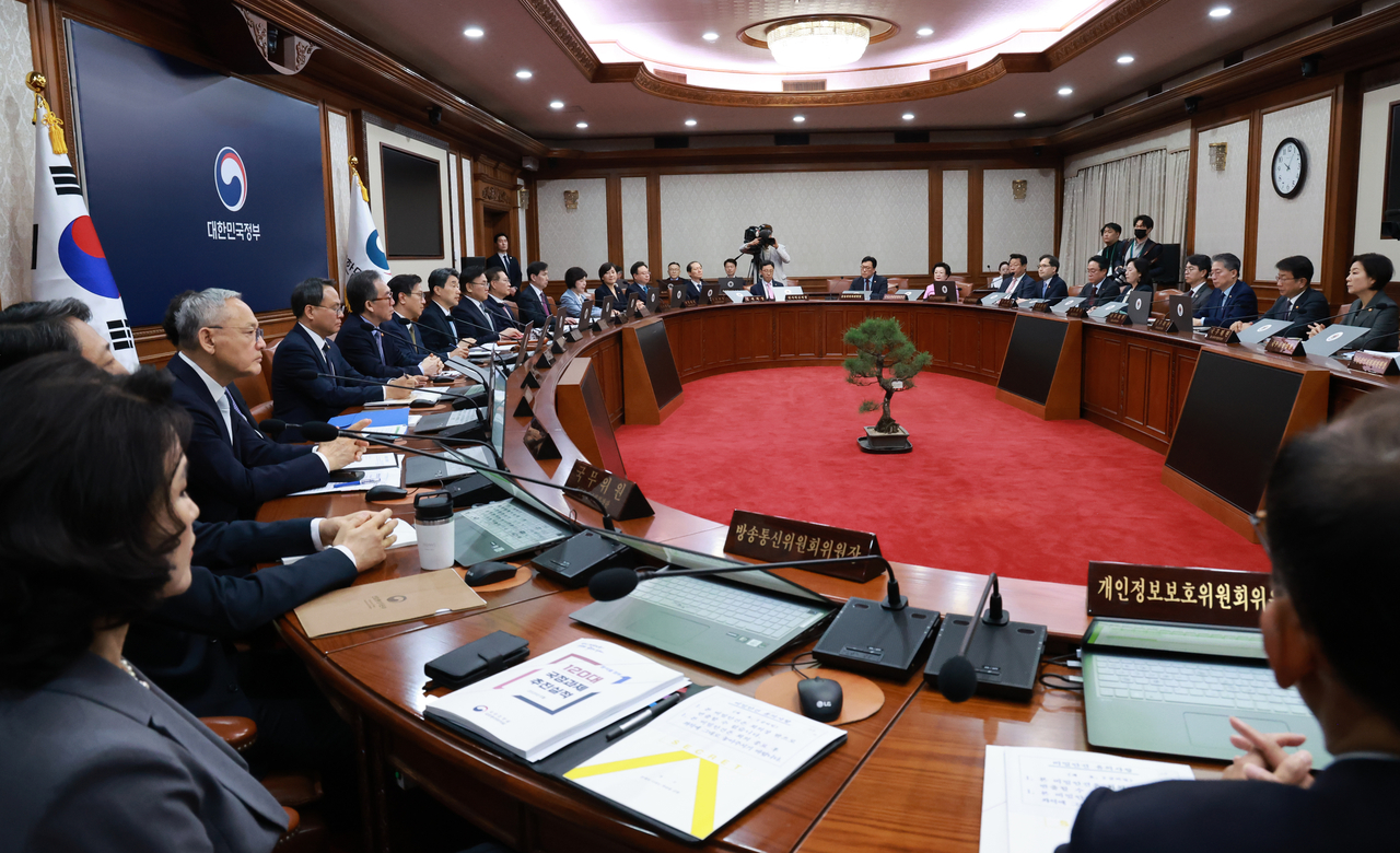This photo shows a Cabinet meeting presided over by then acting President Lee Ju-ho on May 28. (Yonhap)