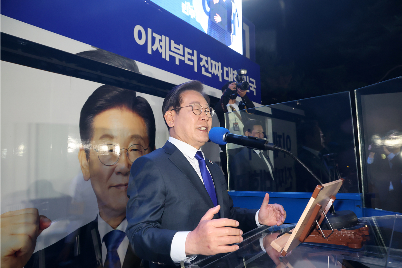 이재명 사설토토이 제21대 사설토토 당선이 확실시된 4일 새벽 서울 여의도 국회 인근에서 더불어민주당 주최 국민개표방송 행사에 참석해 연설하고 있다. [연합]