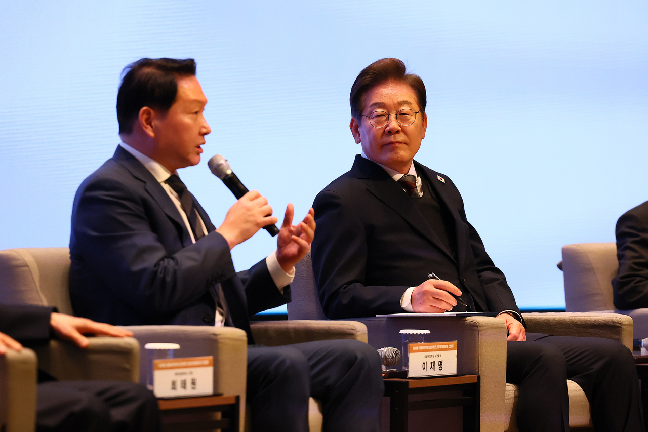 지난 2월 토토 사이트 바카라 대통령이 최태원 대한상의 회장과 만나 발언을 듣고 있다. [연합]