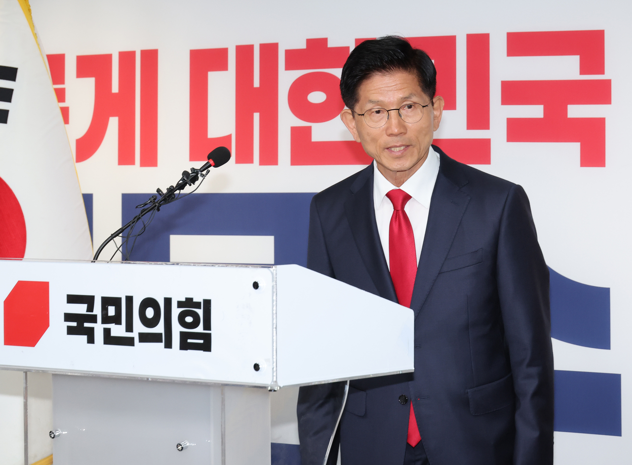 In the wee hours of Wednesday, Conservative People Power Party candidate Kim Moon-soo delivers a speech conceding defeat in the presidential election to liberal Democratic Party of Korea candidate Lee Jae-myung, at the ruling party headquarters in western Seoul. Yonhap