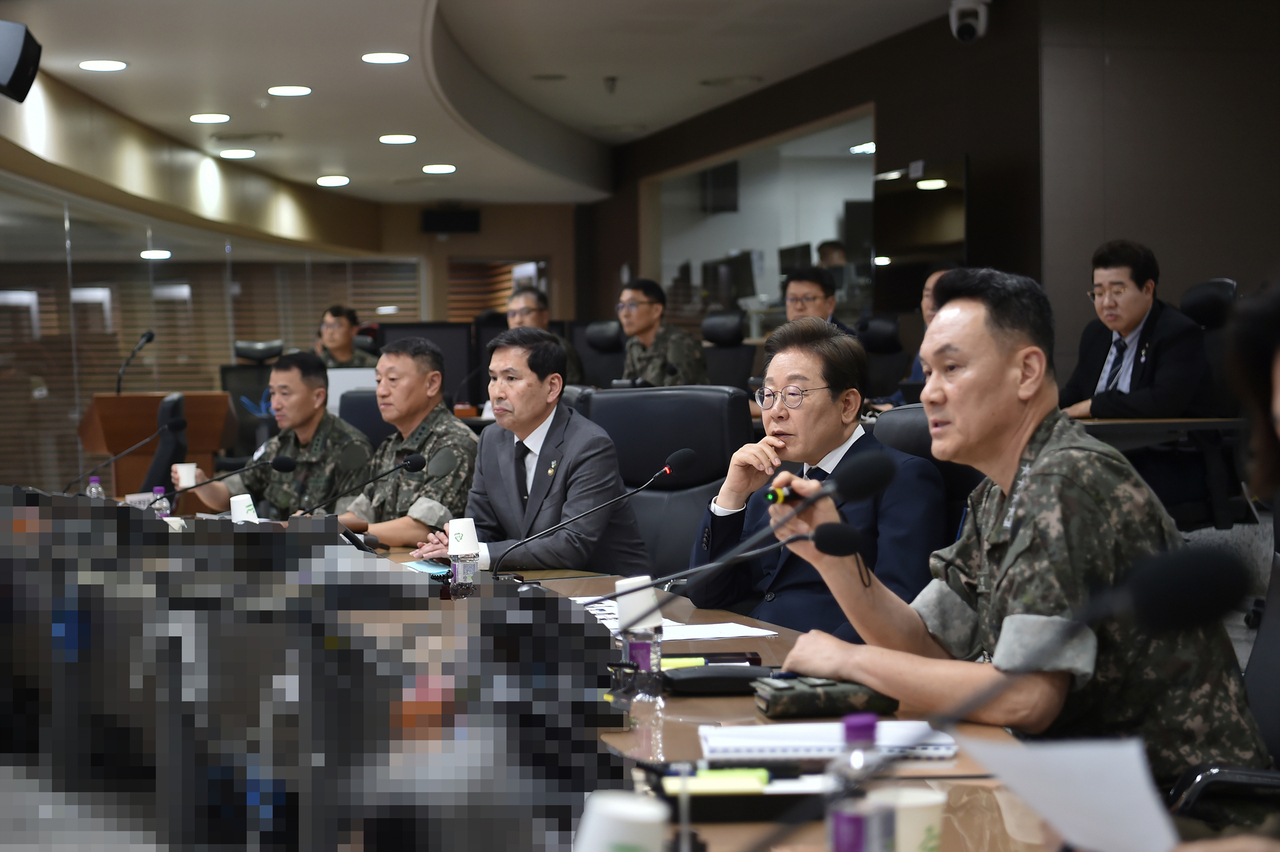 이재명 대통령은 4일 오후 2시 30분 합동참모본부 통제실을 방문해 국방부장관 집무대행과 합참의장으로부터 군사대비태세를 보고받고 점검했다. [국방부 제공]