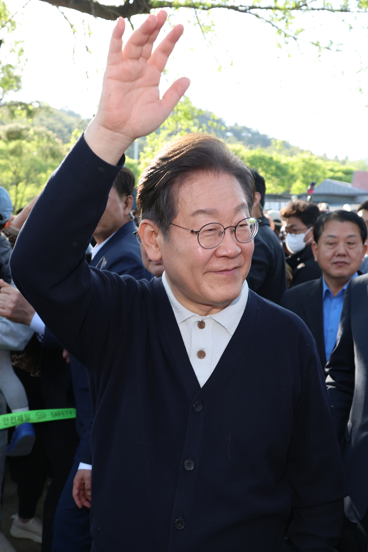 Lee waves to supporters during his visit to Jecheon, a county in North Chungcheong Province, on Sunday. Yonhap
