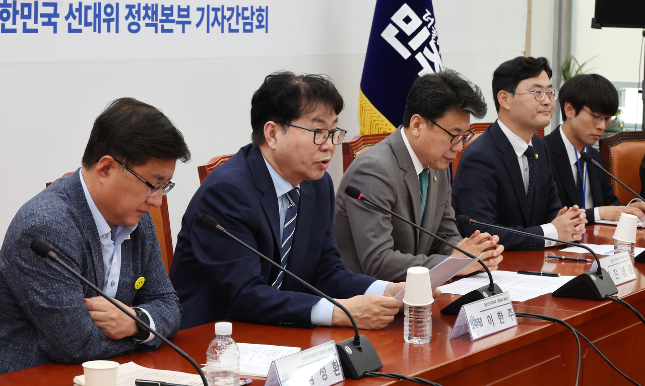 12일 서울 여의도 국회에서 열린 21대 달맞이 토토사이트선거 더불어민주당 10대 정책공약 기자간담회에서 이한주(왼쪽 두 번째) 총괄선거대책본부 정책본부 본부장이 발언하고 있다. [연합]
