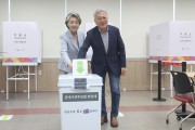 문재인 “이재명 당선 축하…파탄난 경제와 민생 살리길”