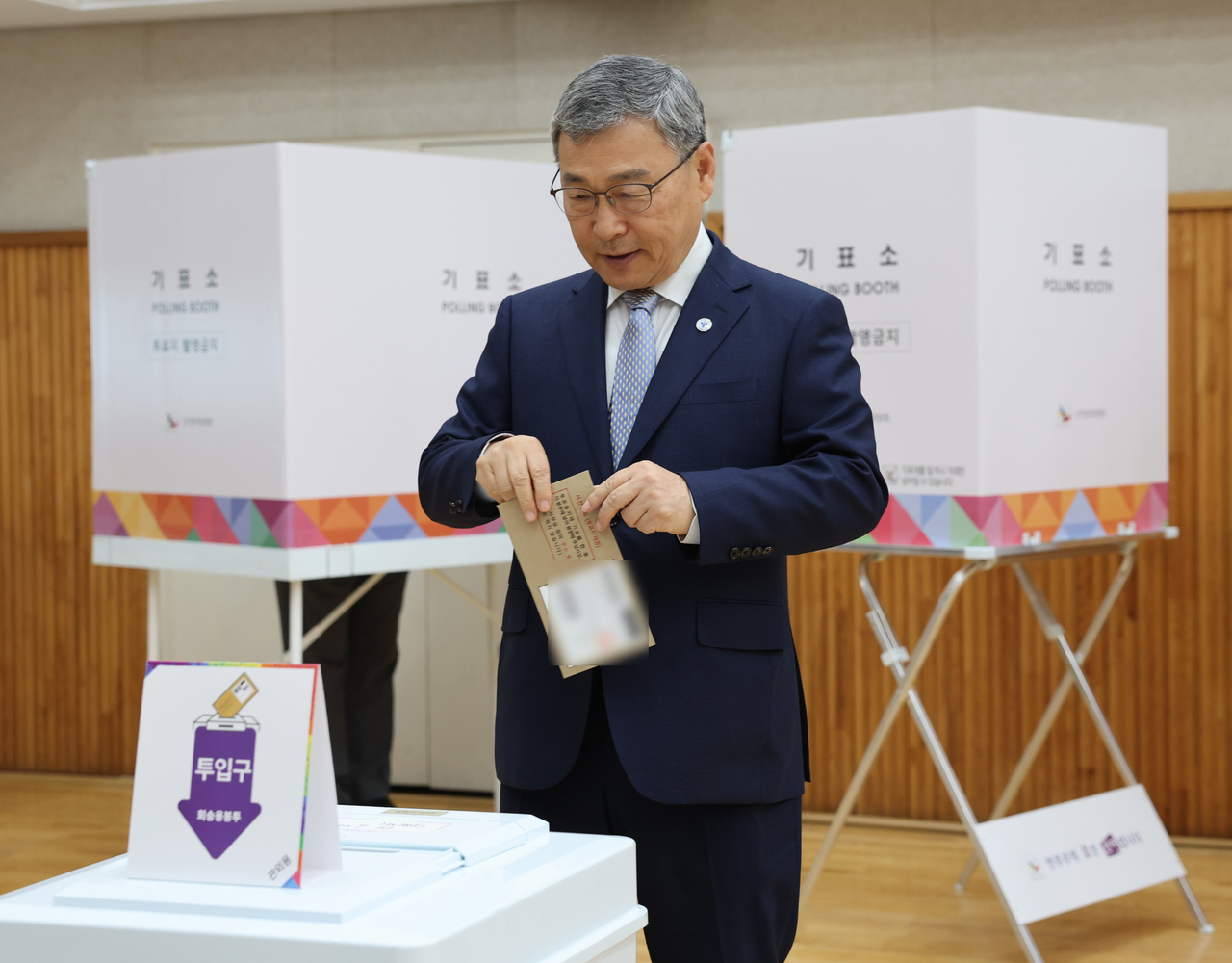 정근식 서울시실시간 해와 토토사이트이 21대 대통령선거 사전투표 첫날인 29일 서울 종로구 교남동주민센터 사전투표소에서 투표하고 있다. [서울시교육청 제공]